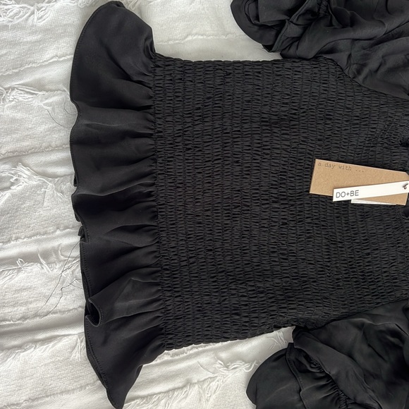 Cute black ruffled top - Picture 3 of 3